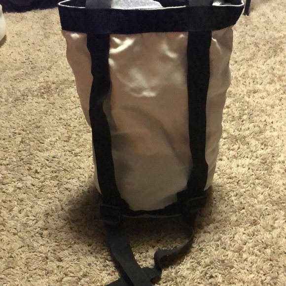 Tommy Hilfiger Tall Rectangle Gym Bag - Picture 9 of 9